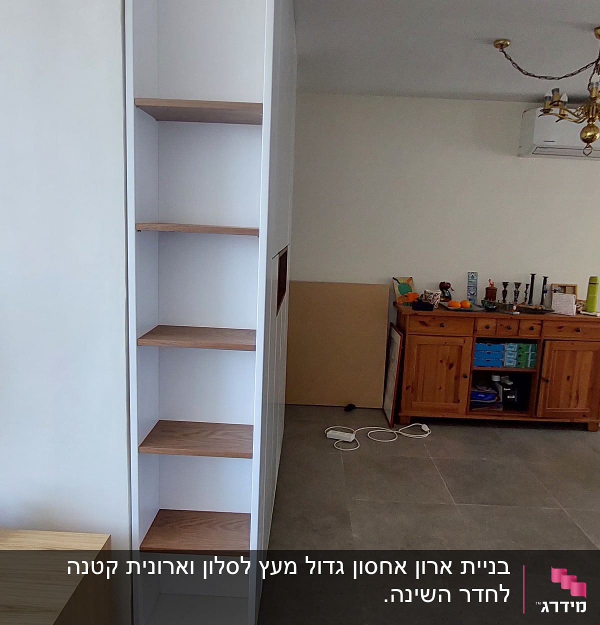 מדף עץ לבן עם מדפים חומים